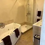 Netflix & Sky Jacuzzi Lejlighed Puteaux