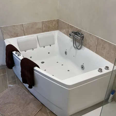 Jacuzzi D Europe Lägenhet *